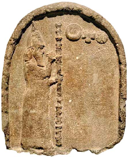  در این نقش برجسته، او را در حال نيايش ماه، خورشيد و ناهيد مي‌بينيد 